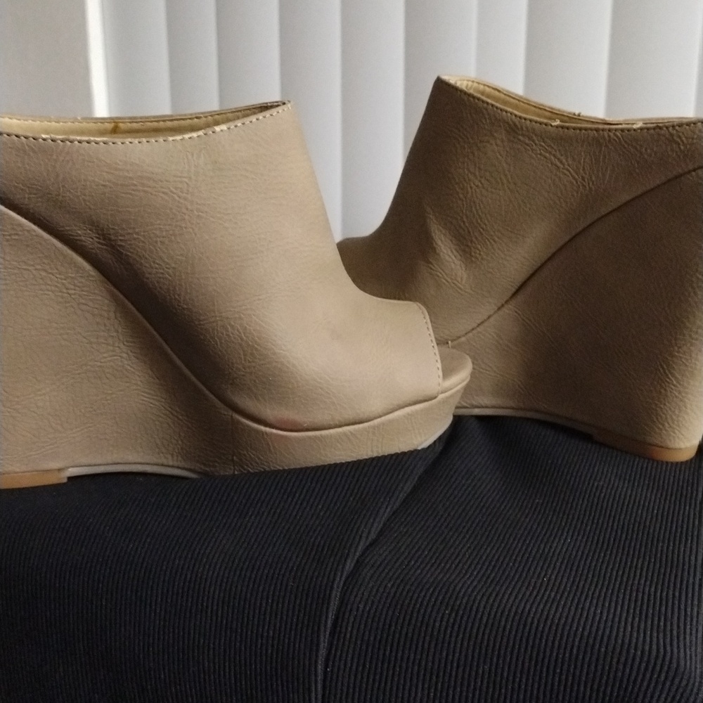 Woman wedge sandals by Chinese laundry size7.5 tan color open toe slightly scuff